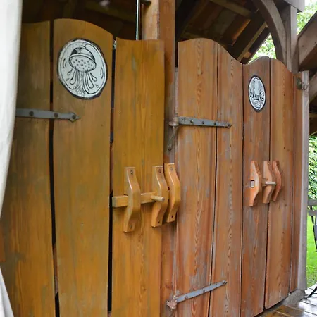 Zirkuswagen Auf Schafswiese Bleckede